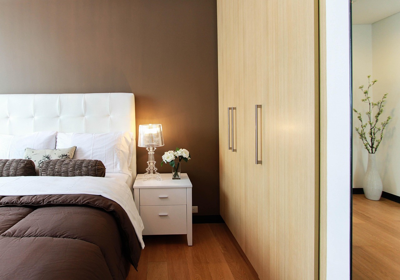 Compacte, stijlvolle walk-in kast voor kleine huizen.