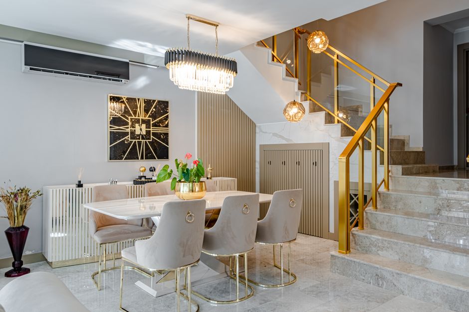 Minimalistisch interieur met slimme lichtbestektechniek.